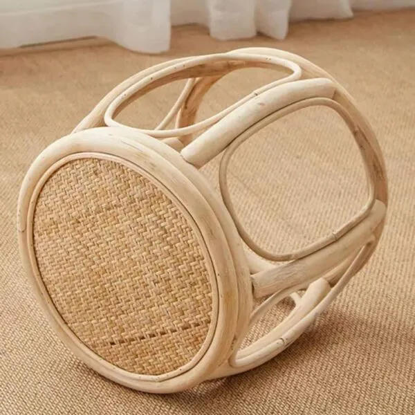 Okrągły taboret z wikliny w stylu retro Okrągły taboret z wikliny w stylu retro
