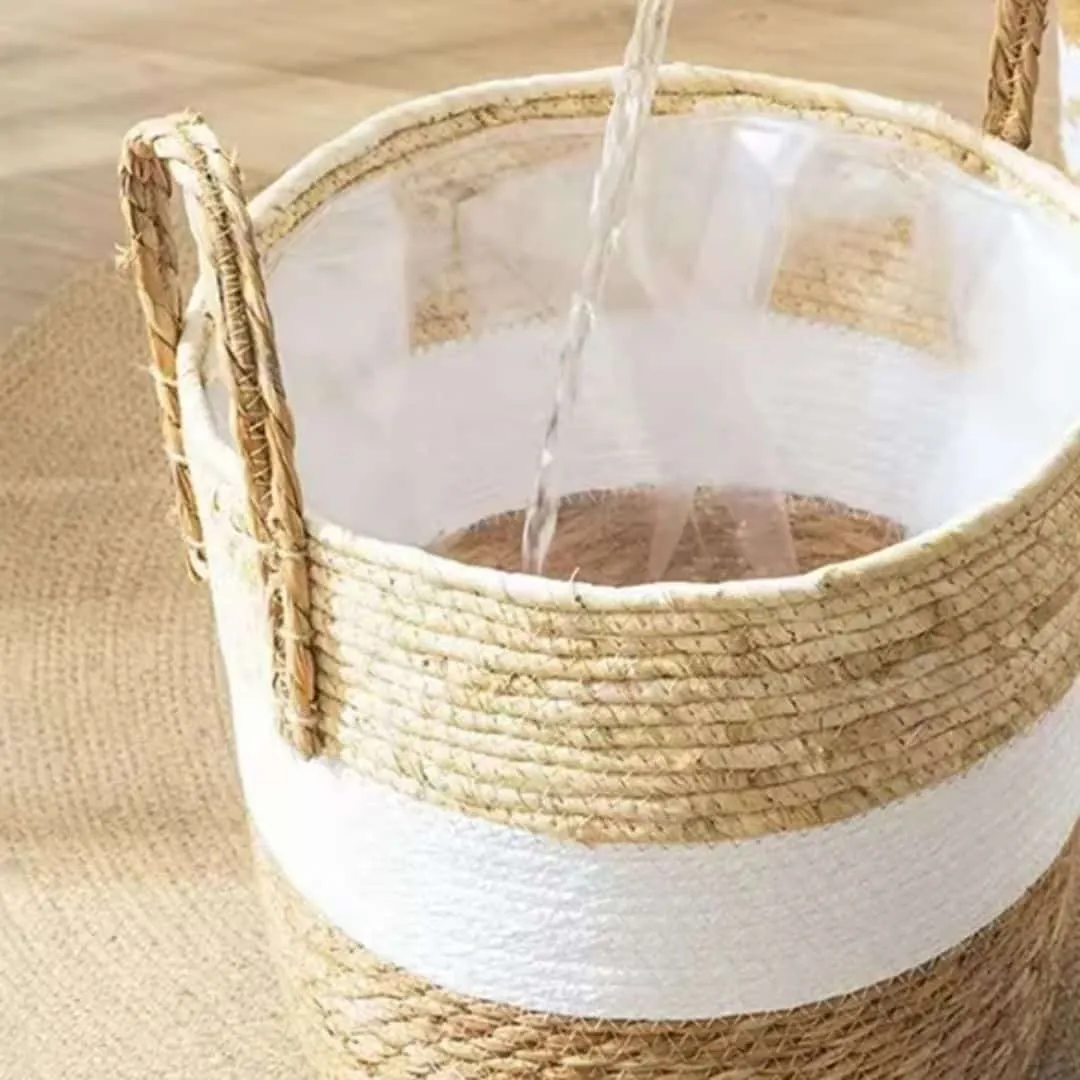 Rattan, który podkreśla rośliny