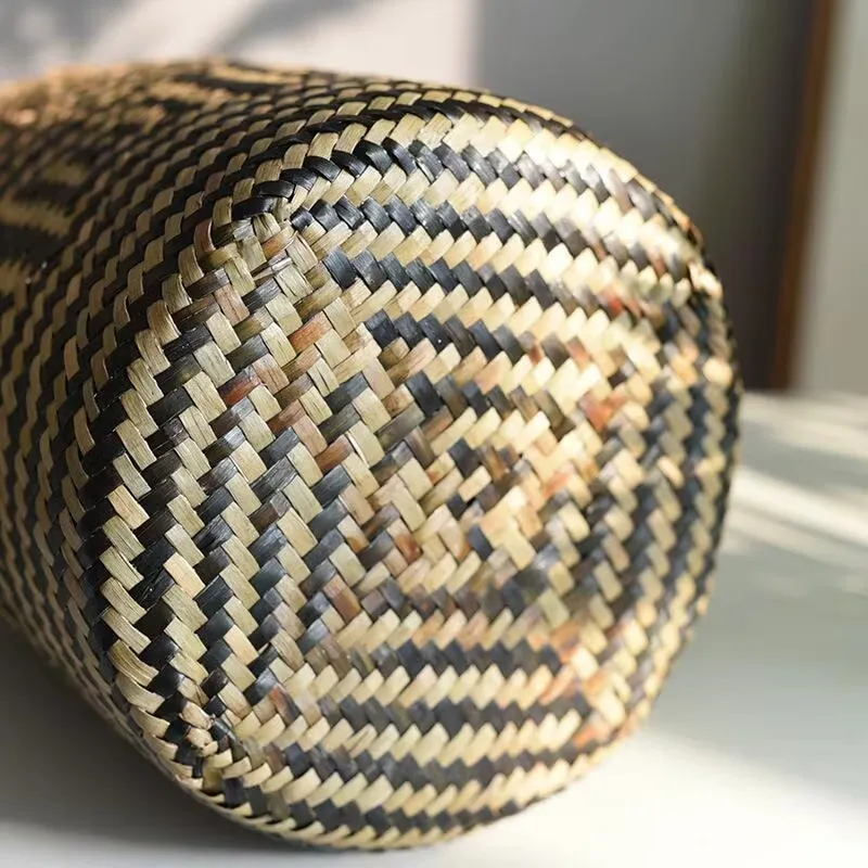Rattan, czarne kwadraty, zaokrąglona forma