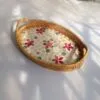 Owalna taca z rattanu z motywem kwiatowym Owalna taca z rattanu z motywem kwiatowym