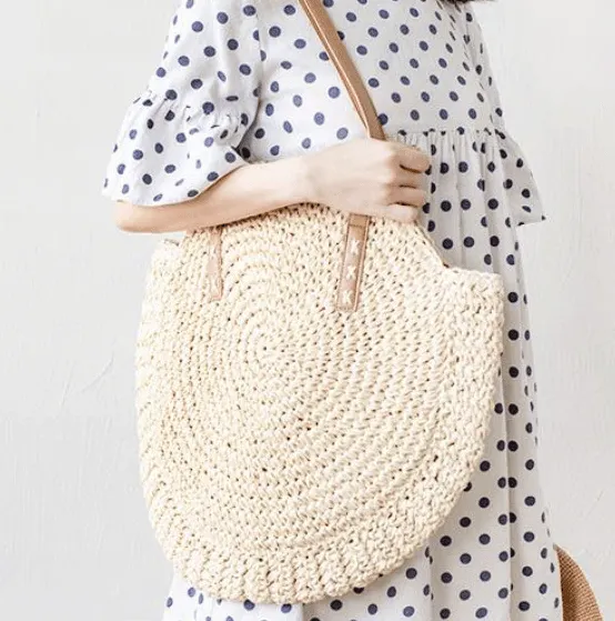 Boho look z plecioną torbą plażową