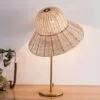 Rattanowa lampa stołowa z abażurem