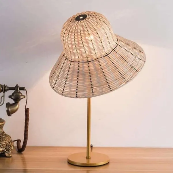 Rattanowa lampa stołowa z abażurem