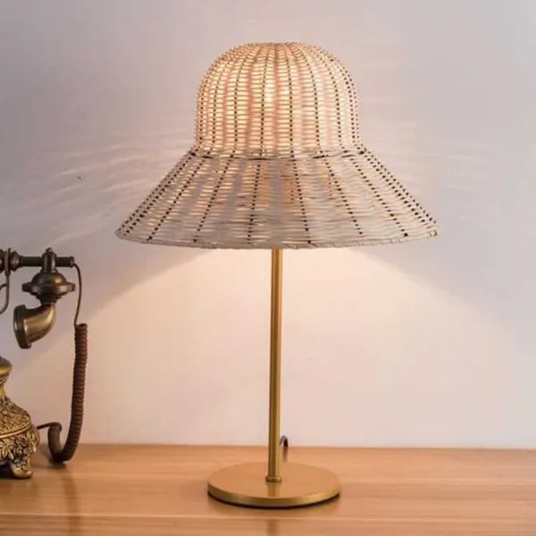 Rattanowa lampa stołowa z abażurem