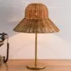 Rattanowa lampa stołowa z abażurem
