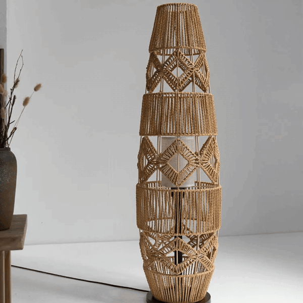 Ręcznie pleciona lampa podłogowa z wikliny z LED