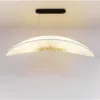 Ręcznie pleciona lampa ze słomy Hand-woven natural straw lamp shade, warm amber tone, artisan made