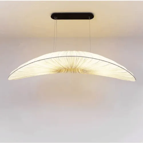 Ręcznie pleciona lampa ze słomy Hand-woven natural straw lamp shade, warm amber tone, artisan made