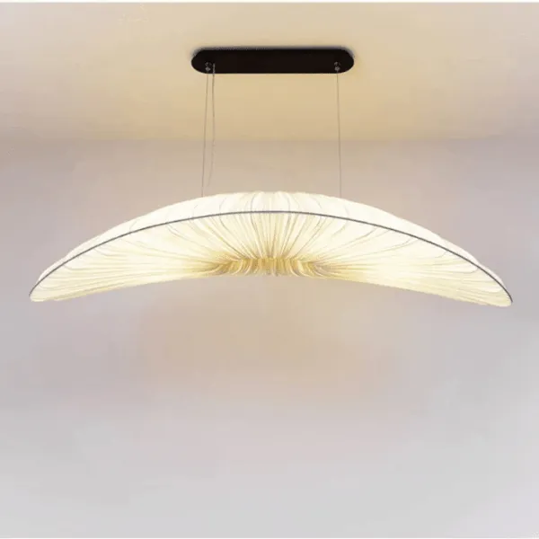 Ręcznie pleciona lampa ze słomy Hand-woven natural straw lamp shade, warm amber tone, artisan made