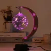 Różowa lampa rattanowa w kształcie księżyca
