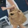 Torba plażowa z wikliny z drewnianymi uchwytami