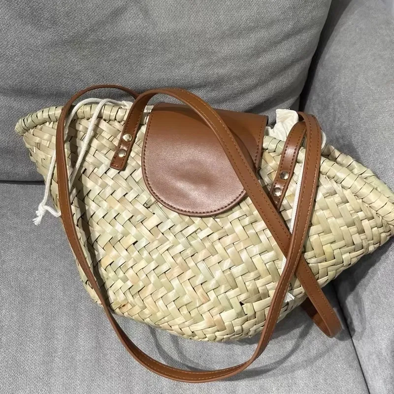 Naturalny rattan z rzemieślniczym wykończeniem