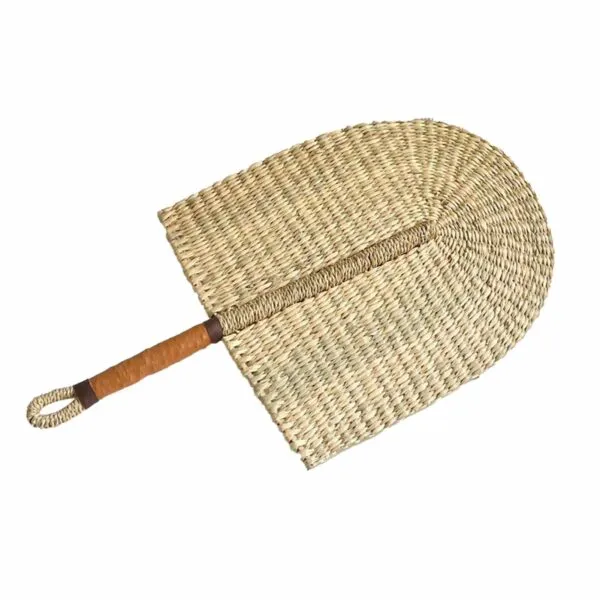 Wachlarz rattanowy w stylu nordyckim Wachlarz rattanowy w stylu nordyckim