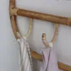 Wieszak ścienny z 3 haczykami z naturalnego rotangu
