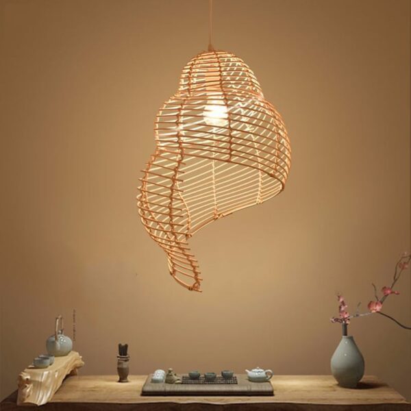 Wisząca lampa z rattanu w kształcie muszli, beżowa, w stylu rustykalnym Wisząca lampa z rattanu w kształcie muszli, beżowa, w stylu rustykalnym