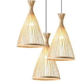 Wisząca lampa z rattanu w kształcie trójkąta