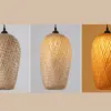 Wisząca lampa z rattanu w kształcie tulipana