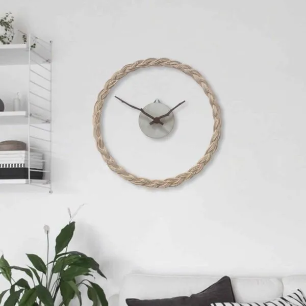 Zegar ścienny z rattanu o prostym designie Zegar ścienny z rattanu o prostym designie