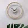 Zegar ścienny z rattanu o prostym designie Zegar ścienny z rattanu o prostym designie