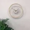 Zegar ścienny z rattanu o prostym designie Zegar ścienny z rattanu o prostym designie