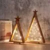 Zestaw 2 drewnianych lamp świątecznych w kształcie choinki Zestaw 2 drewnianych lamp świątecznych w kształcie choinki