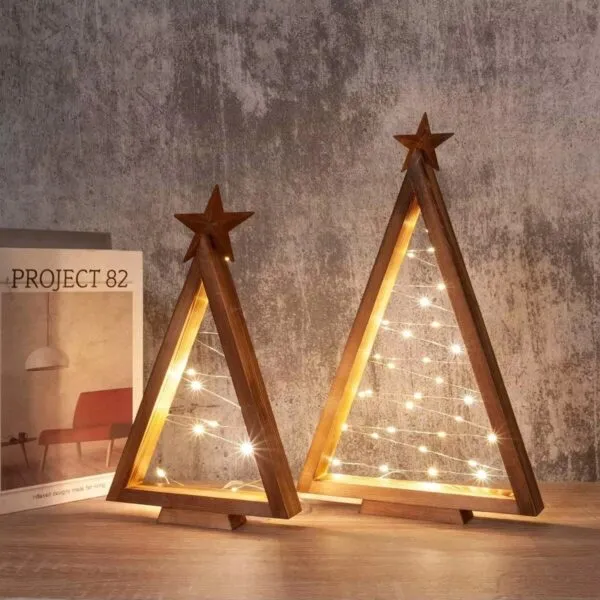 Zestaw 2 drewnianych lamp świątecznych w kształcie choinki Zestaw 2 drewnianych lamp świątecznych w kształcie choinki